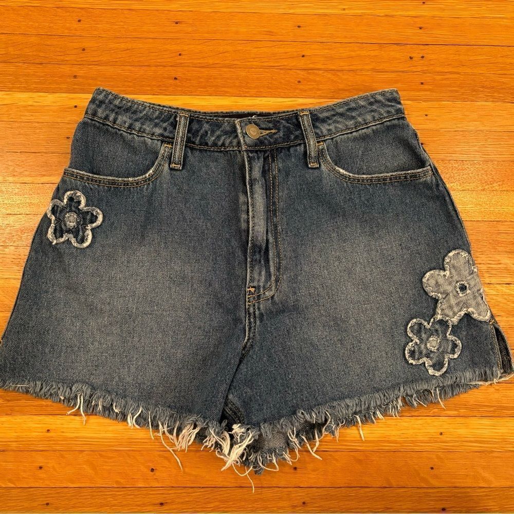 Hollister Ultra Highrise Relaxed Mom Short 3” denim shorts with flower details